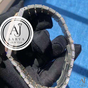 Montre classique de luxe pour homme avec boîtier tonneau incrusté de diamants en quartz, bracelet en acier inoxydable et lunette en cristal saphir, analogique - Product Image 5