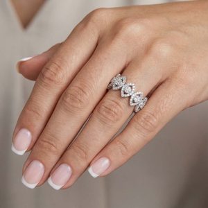 Anillo de Eternidad de Diamantes en Oro Blanco para Mujer, Corte Brillante Redondo con Diseño Floral, Anillo de Compromiso Clásico - Product Image 1