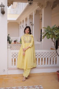 Conjunto de traje festivo de tres piezas para mujer: Kurta acampanada de seda con cuentas Chanderi, pantalones de seda con ribetes de encaje y dupatta con cuello en V. - Product Image 2