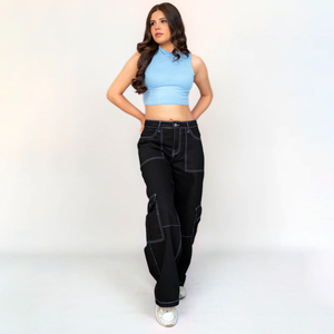 Vaqueros cargo negros rasgados para mujer, estilo streetwear, con corte recto y logotipo personalizado - Product Image 2