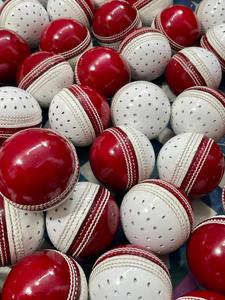 Balle de cricket en cuir de qualité supérieure rouge et blanche pour l'entraînement des batsman, idéale pour le swing, fabriquée en Australie, vente chaude - Product Image 2