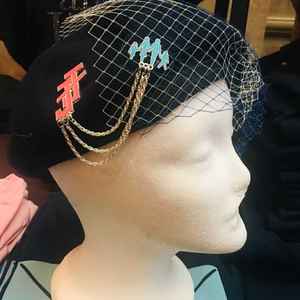 Ensemble Chapeau et Broche Jack and Jill pour Femme – Casquette Tendance avec Voile et Chaîne, Accessoire de Coiffure Déclaration - Product Image 2