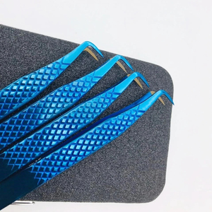 Pinza para Pestañas de Acero Inoxidable con Logotipo Personalizado, Color Azul Plasma, Herramienta para Volumen de Pestañas con Punta de Fibra, Probada a Mano y Sostenible - Product Image 3