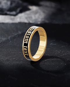 แหวนสีดำและสีทองของผู้ชายที่มีตัวอักษรโกธิควงดนตรีงานแต่งงานชายสีทองแบบทันสมัยแหวนข้อความที่กำหนดเอง-เช่น Til Death - Product Image 2