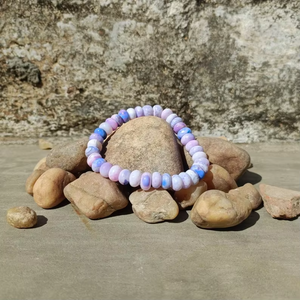Bracelet en opale violette naturelle, perles rondes lisses, bijoux extensibles en pierres précieuses, vente en gros, design artisanal d'Inde - Product Image 1