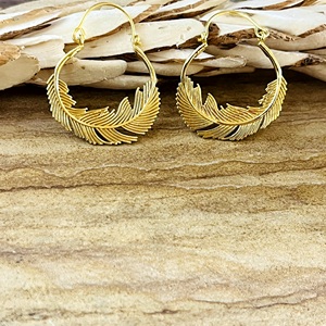 Nuevos Aretes de Aro Boho con Plumas, Aretes de Aro Tribales de Latón para Mujer, Bañados en Oro de 18k con Plumas Colgantes para Venta al por Mayor OEM ODM - Product Image 4