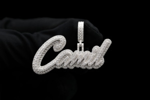 Colgante de Letra Caramelo Chapado en Oro con Micro Pavé de Diamantes, Amuleto Temático Hip Hop, Regalo Unisex - Product Image 1