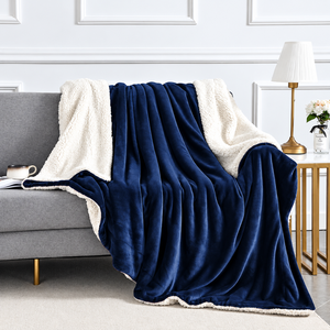 Couverture Sherpa unie bleu marine en polaire et flanelle, couverture tricotée personnalisée pour la maison et les voyages - Product Image 4