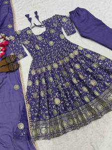 Conjunto de salwar kameez Anarkali largo, listo para enviar, estilo punjabi, de tela de seda pura color lavanda, con detalles bordados. - Product Image 6
