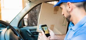 Aplicación móvil para entrega de paquetes con reserva sencilla, seguimiento en vivo, recogida a domicilio, actualizaciones de entrega y gestión segura. - Product Image 3