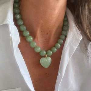 Collier en résine crème en forme de cœur, chaîne perlée faite à la main, bijoux sur le thème de l'amour pour la Saint-Valentin - Product Image 2