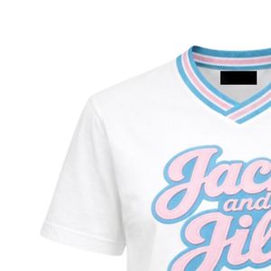 T-shirt en coton doux à col rond et manches courtes avec patch brodé Varsity – Vêtement décontracté et tendance pour tous - Product Image 4