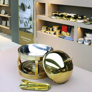 Recipiente para calentar comida con diseño de caligrafía árabe real, base con patrón de estrella islámica y gancho vertical para la tapa, en color dorado. - Product Image 6