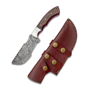 Couteaux de chasse Tracker en acier Damas artisanal de qualité supérieure, pour le camping et la chasse en plein air, avec manche en bois et étui en cuir. - Product Image 1