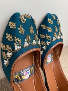 STAR IMPEX Nouveautés Chaussures plates à lacets pour femmes style Punjabi Indien/Pakistanais en cuir véritable avec perles et fleurs - Product Image 6
