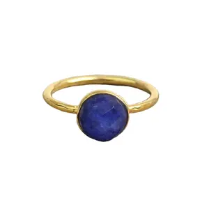 Superventas 10mm azul teñido zafiro piedra preciosa bisel 18K chapado en oro plata esterlina redondo delicado anillo mujeres joyería al por mayor