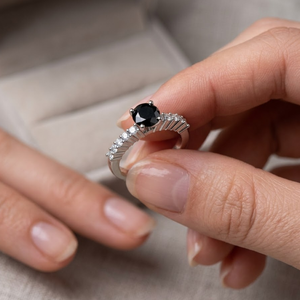 Anillo de Diamante Solitario Negro Auténtico |   Anillo de Compromiso de Oro Blanco de 14K con 0.50TCW para Mujer |   Conjunto de Joyería de Diseño con Detalles Blancos para Regalo - Product Image 4