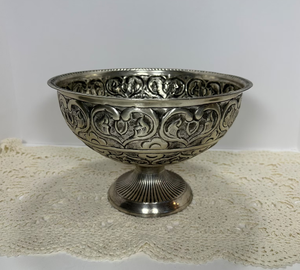Cuenco de Pedestal de Plata Grabado a Mano con Diseño Floral Vintage, Recipiente Metálico con Base, Centro de Mesa Estilo Antiguo, Recipiente Decorativo - Product Image 1