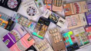 Uñas Postizas Metálicas Color Champán Línea Dorada, Forma Almendrada Mediana, Uñas Artificiales de Lujo con Perlas, Personalizadas, OEM, ODM, Venta al Por Mayor - Product Image 6