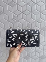 Étui de téléphone en cuir sculpté à la main de luxe, style occidental, noir élégant, multi-usages, avec fermoir, vente chaude d'hiver