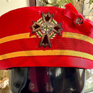 หมวกเมสันสีแดงพร้อมขอบสีทองและปักลายกางเขน - Product Image 5