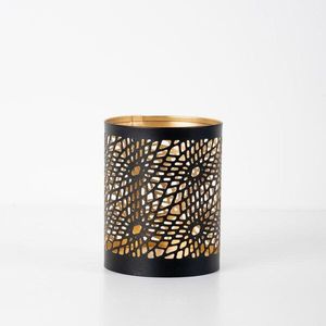 Porte-bougies en métal minimaliste, de forme contemporaine, pour des maisons modernes, offrant une lumière sereine et une harmonie visuelle. - Product Image 3