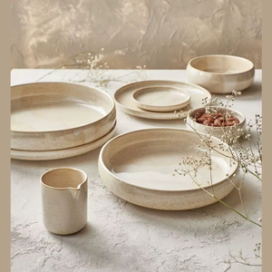 Bol en céramique chic, couleur ivoire moucheté, finition brillante, profil arrondi, robuste, résistant à la chaleur, parfait pour la salle à manger au quotidien. - Product Image 4