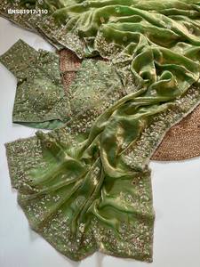 Sari en satin de soie fantaisie doux pour occasions spéciales, avec broderie, travail de sequins, Butti et bordure - Collection de blouses prêtes à porter Saree Love - Product Image 5