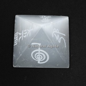 Pyramide en sélénite gravée de symboles Reiki, sculpture écologique pour la guérison spirituelle - Product Image 3