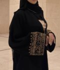 Abaya élégante noire et turquoise brodée en organza, col en V, silhouette trapèze, longueur ras du sol, manches longues - Product Image 2