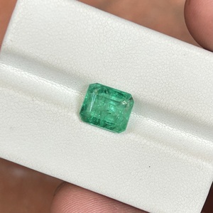 พลอยมรกตแซมเบียพรีเมียม 2.92 กะรัต สีเขียวเข้มเจียระไนแบบสเต็ปคัท สำหรับเครื่องประดับสุดหรู - Product Image 5