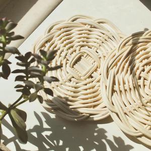 Posavasos de ratán con forma de flor, protector de mesa tejido a mano, ideal para tazas, vasos y uso doméstico elegante y ecológico. - Product Image 2