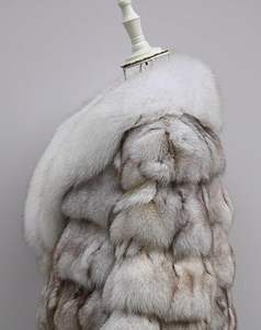 Abrigo de Piel Sintética Grueso de Invierno con Logotipo Personalizado, Chaqueta Corta de Piel Artificial con Capucha, Chaquetas de Piel Sintética para Mujer - Product Image 2