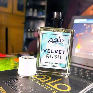 เวลเวท รัช เมน โอ เดอ ปาร์ฟูม น้ำหอมกลิ่นสดชื่นแนวทะเล ติดทนนาน บรรจุในขวดแก้วแบบสเปรย์ กลิ่นหอมสำหรับผู้ชาย ขนาด 50 มล. เหมาะสำหรับใช้ทุกวัน - Product Image 2