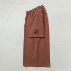 เสื้อยืดคอตตอนทรงหลวมแบบดรอปโชว์เดอร์สีน้ำตาลพรีเมียมสำหรับผู้ชาย สั่งทำโลโก้ได้ตามต้องการ  ใส่สบายๆ ในฤดูร้อน - Product Image 3