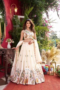 Conjunto de Lehenga Choli Bordado de Calidad Premium con Hilo y Lentejuelas, Vichitra Puro, Sin Arrugas, Elástico, para Fiestas - Product Image 6
