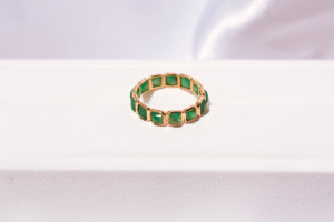 Anillo de Eternidad con Esmeralda Verde Natural de Corte Cuadrado en Oro Amarillo Sólido de 18K – Anillo Geométrico con Gema, Lujoso Anillo de Piedra de Nacimiento de Mayo - Product Image 3
