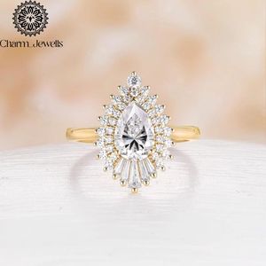 Bague de fiançailles classique pour femme en moissanite taille coussin, plaqué or 18 carats, sertie à griffes - Product Image 2