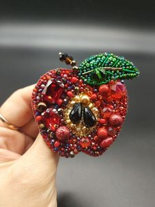 Broche de Lujo Hecho a Mano con Bordado y Cuentas, con Intrincada Artesanía, Elegante Broche Bordado con Cuentas Hecho a Mano para - Product Image 1