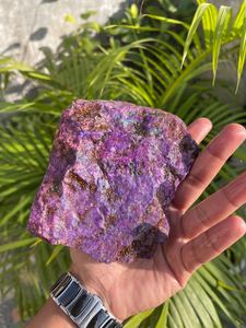 Pierre brute de Sugilite en gros |   Fabricant et fournisseur de cristaux de sugilite violette brute |   Poids brut des pierres lapidaires 769 g - Product Image 2