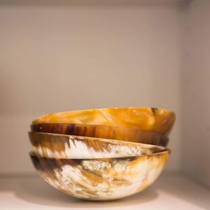 Cuenco de Cuerno Pulido Hecho a Mano por Artesanos de la India, Ecológico, Duradero, Ligero, Alternativa Natural para Fiestas Gastronómicas con Estilo - Product Image 1