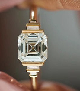 แหวนหมั้นเพชรทรง Asscher Cut น้ำหนัก 3.00 กะรัต สำหรับผู้หญิง ทองคำขาว 14K ตัวเรือนแบบ Prong Setting ดีไซน์เรียบหรู ได้รับการรับรองจาก GRA แหวนแต่งงาน - Product Image 2