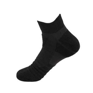 Chaussettes de course athlétiques de performance, paire gris et blanc, en maille respirante, avec soutien de la voûte plantaire, pour le sport et l'entraînement en salle de sport - Product Image 4