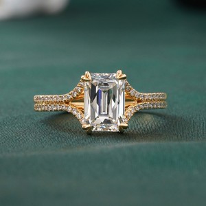 Bague de fiançailles en diamant de laboratoire taille émeraude 2,11 carats, or 14 carats, clarté VVS2, sertie clos, disponible en or jaune ou blanc, solitaire DEF - Product Image 1