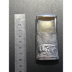 Boîte à allumettes vintage en aluminium argenté avec motif éléphant gravé, durable pour usage domestique - Product Image 1