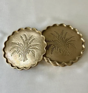 Sous-verre en laiton en forme de grenade avec texture de graines détaillée et finition antique, disponible à prix de gros. - Product Image 3