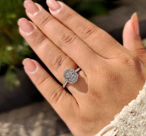 Bague de déclaration de créateur avec diamant de laboratoire Halo, pavé étincelant, bijoux fins de luxe pour fiançailles et mariage en argent/or - Product Image 1