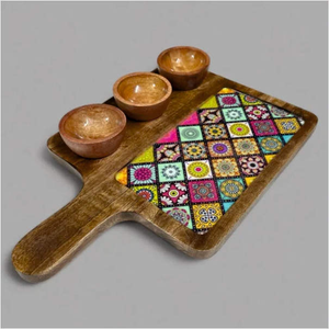Bandeja de Madera de Lujo Hecha a Mano con Estampado Esmaltado y Tres Tazones para Chutney, Forma Rectangular, Acabado Pulido, para Fiestas - Product Image 1