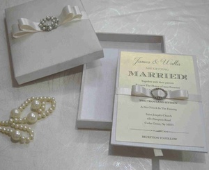 กล่องเชิญงานแต่งงานผ้าซาตินสีงาช้าง ประดับโบว์คริสตัลมุก ขนาด 8x6 นิ้ว - Product Image 4