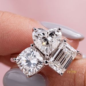 Bague de fiançailles en or 18 carats avec trois pierres, diamant de laboratoire taille émeraude, clarté VVS2, certifié IGI - Product Image 1